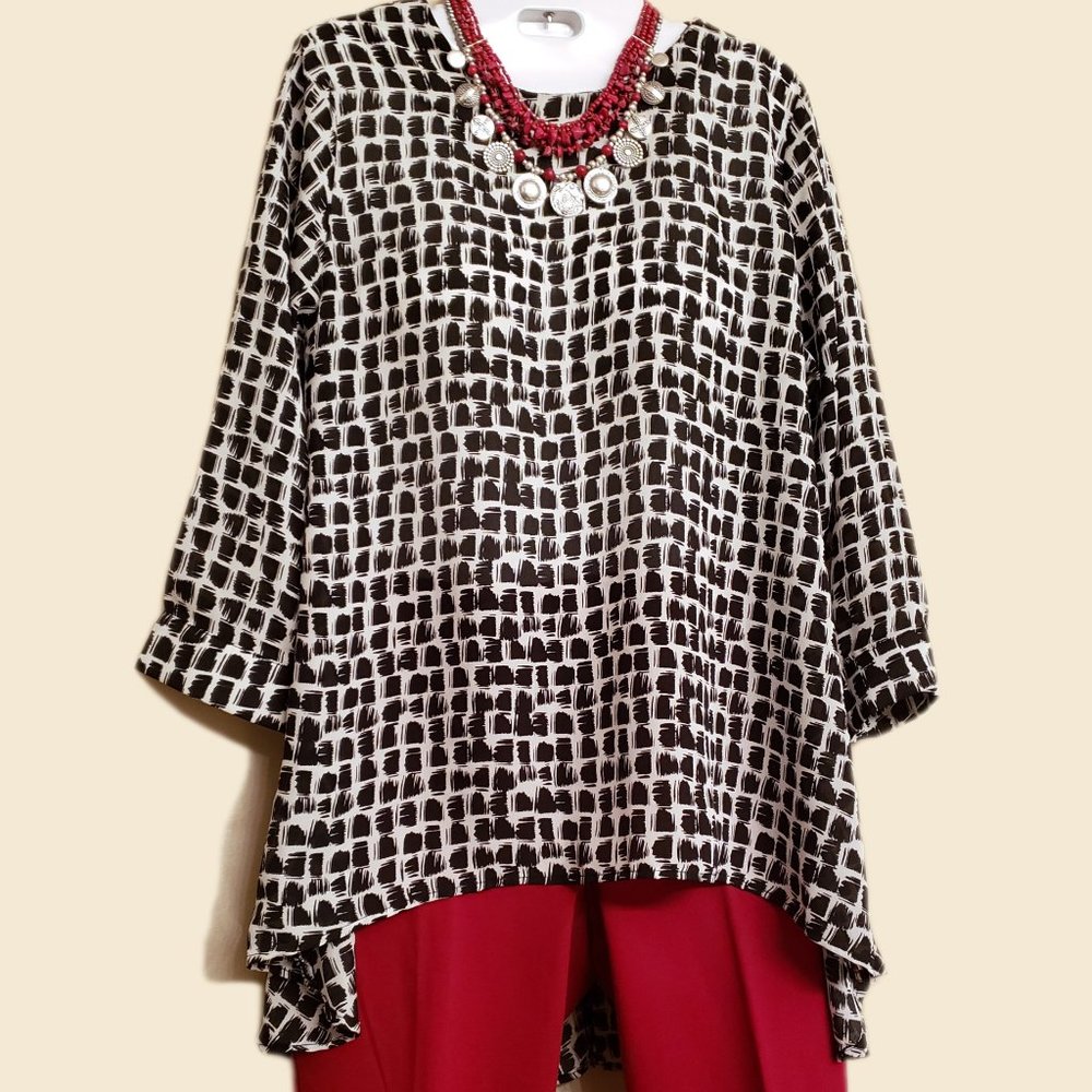 The Limited black and white 3/4 sleeves top, Size S (runs M)